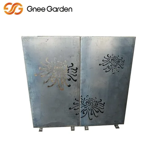 국화 모티프가있는 Corten Garden Screen