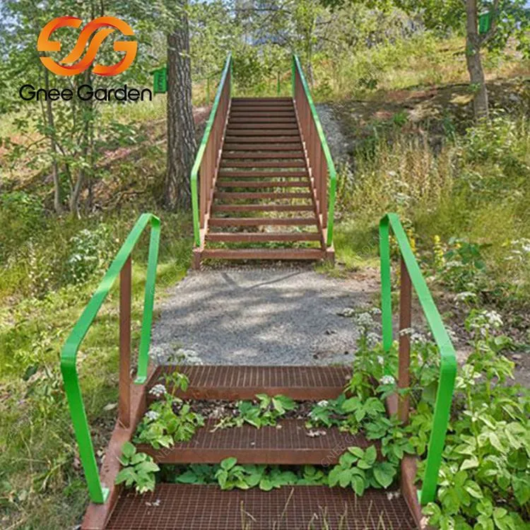 녹슨 풍화 강철 정원 계단